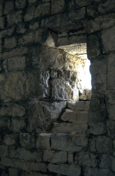 Donjon, intérieur, détail du mur est.