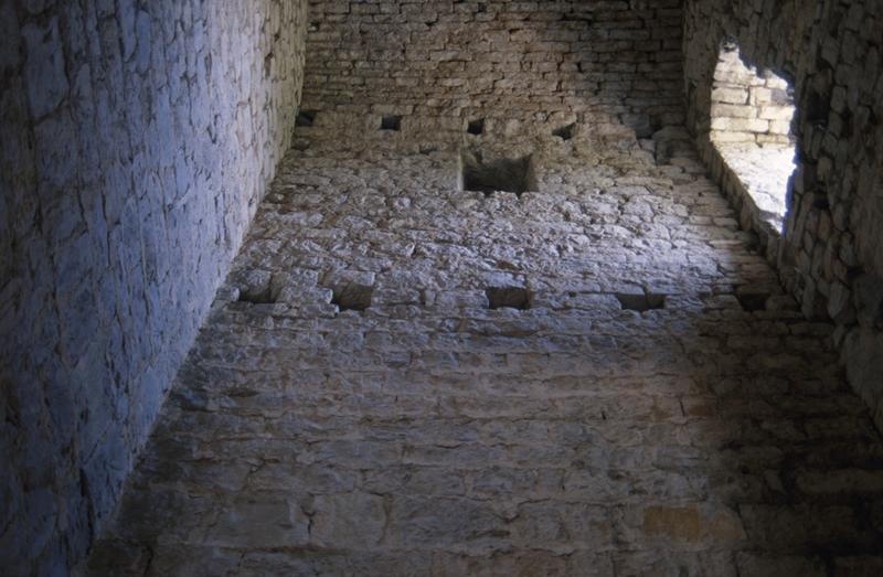 Donjon, intérieur, porte est.