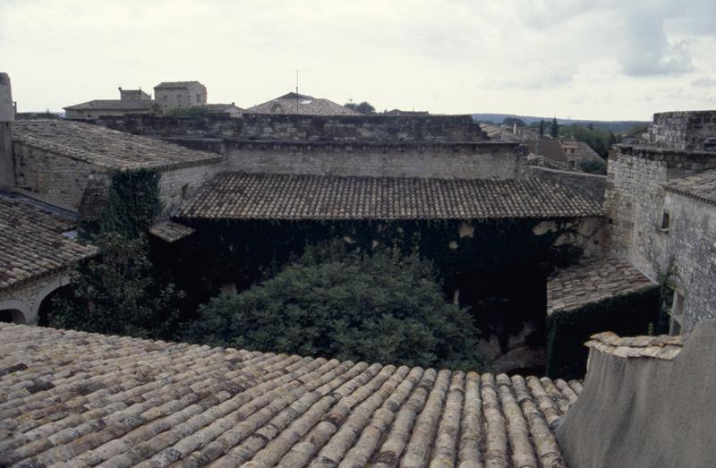 Cour intérieure : vue des toits et chemin de ronde sud.