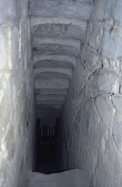 Intérieur, escalier menant au chemin de ronde.