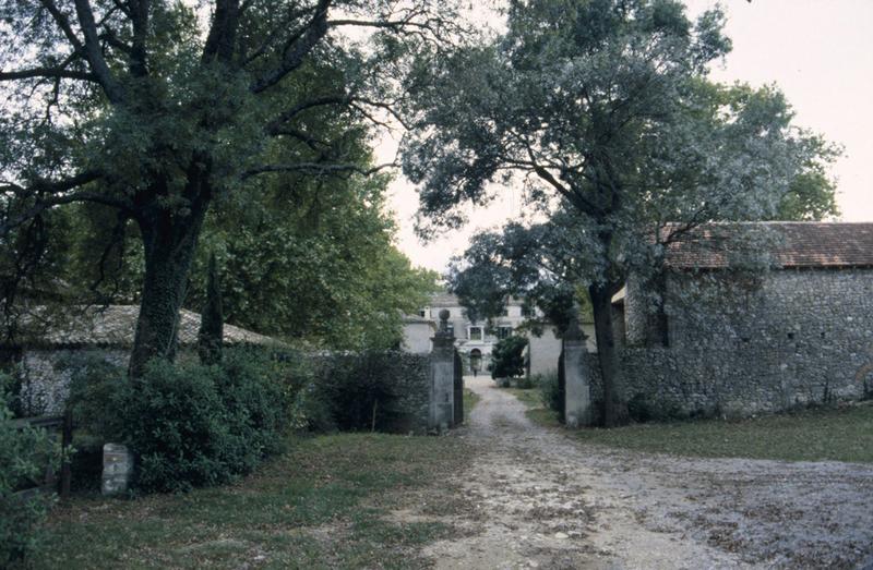 Entrée du domaine par la cour des communs.