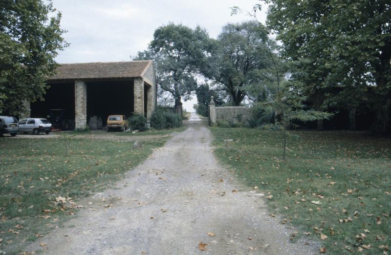 Entrée du domaine, vue depuis la cour des communs.