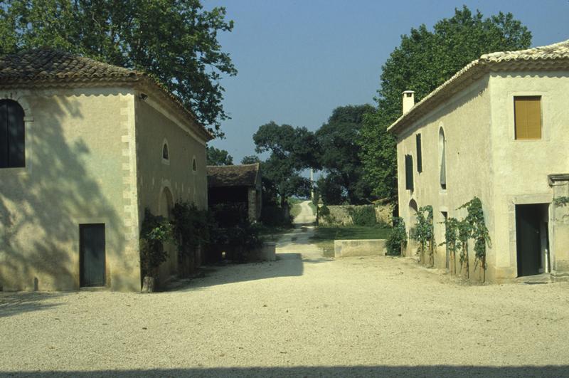 Communs et pavillons vus depuis l'entrée.