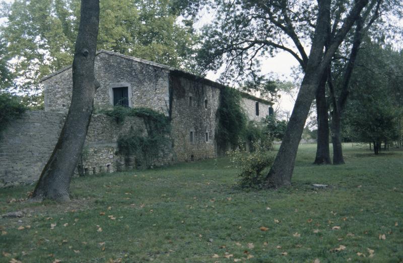 Communs, aile est, côté parc.