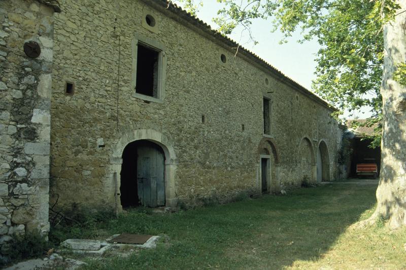 Communs aile ouest, vue depuis la cour.