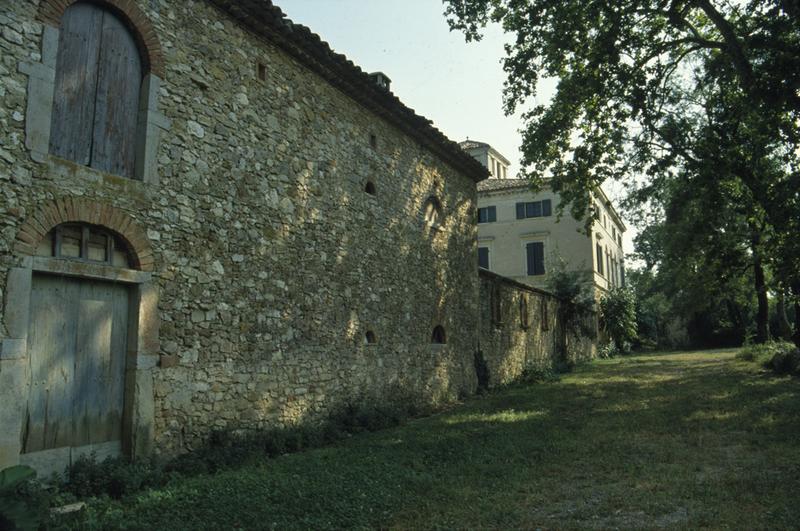 Communs côté ouest et mur de clôture.