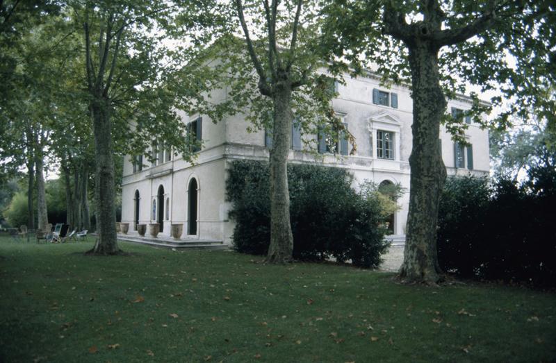 Maison de maître, façades sur cour et sur jardin.