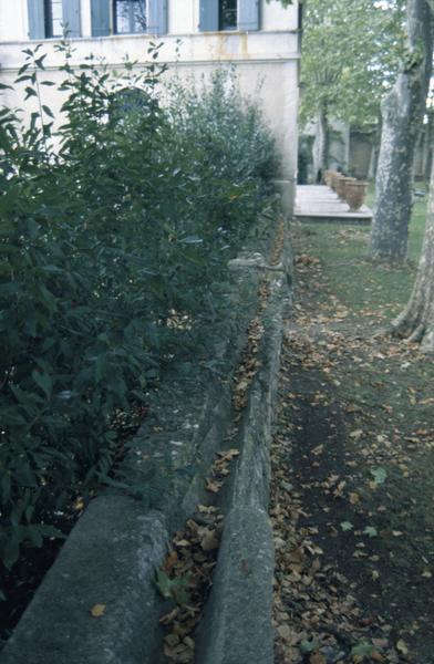 Angle sud-est de la maison de maître et aqueduc.