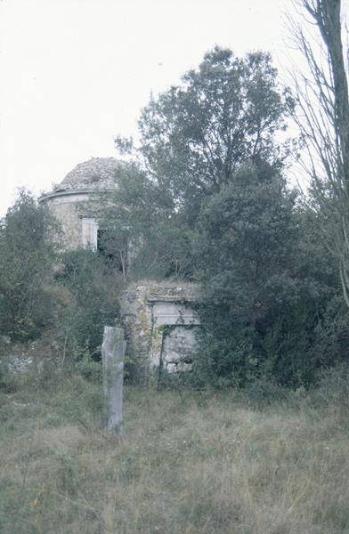 Parc, tombeau des Boileau de Castelnau.