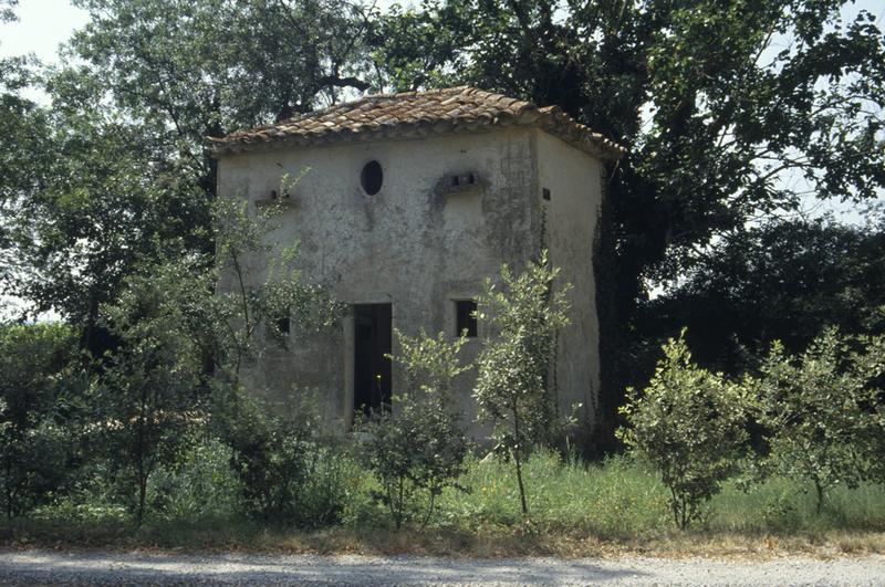 Pigeonnier au bord du chemin.