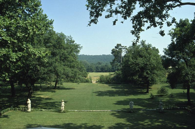 Parc, vue vers la tour.