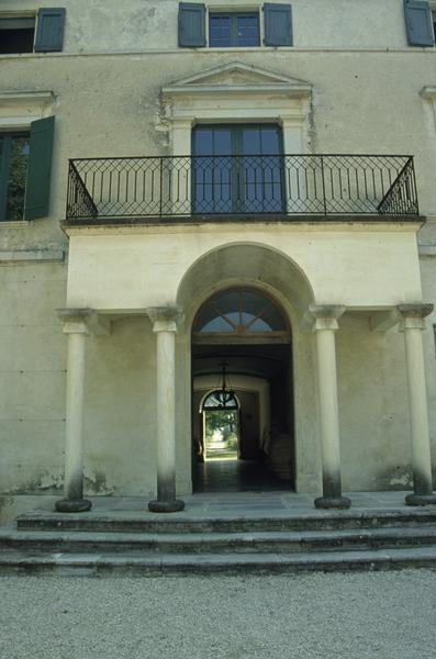 Entrée de la maison de maître et couloir axial.