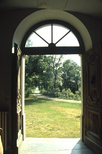 Vue depuis le couloir axial vers le chemin d'accès.