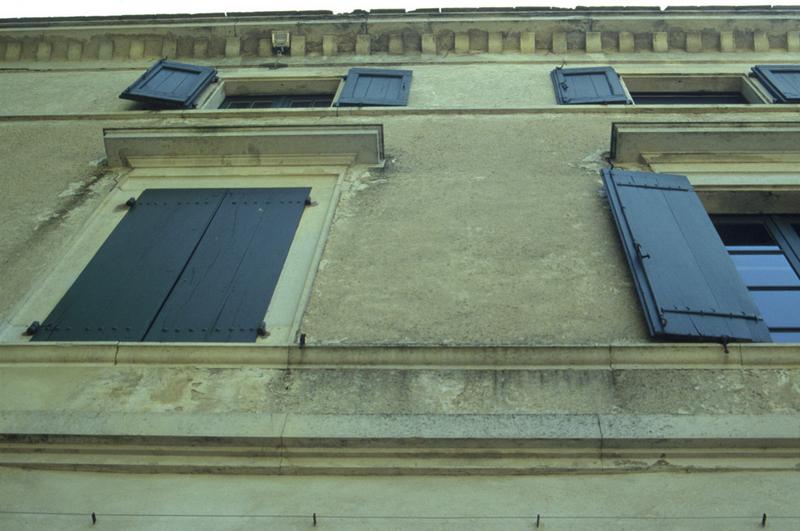 Maison de maître, façade sur jardin, corniche.