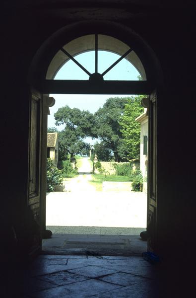 Maison de maître, vue vers l'entrée depuis le couloir central.