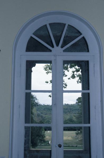 1er étage, baie donnant sur la loggia côté jardin.