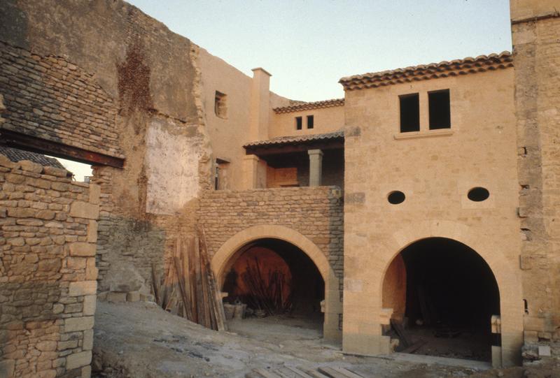 Vue générale, côté cour, mur ouest.