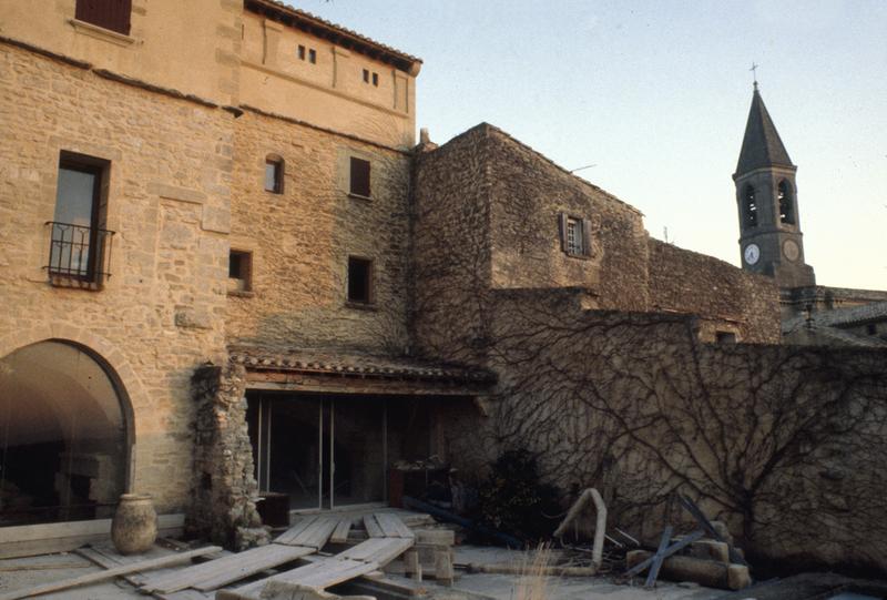 Vue générale, côté cour, mur ouest.