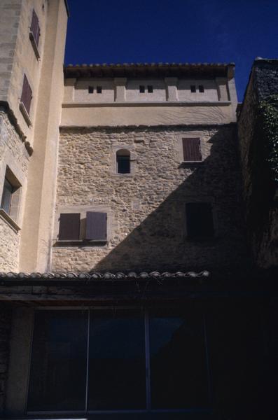 Vue générale, côté cour, mur ouest, parcelle 18.