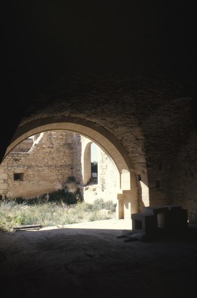 Intérieur, vue vers la cour ouest, parcelle 400.