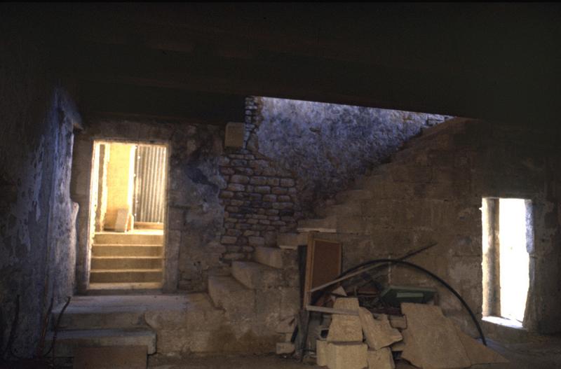 Intérieur 1er niveau, vue en entrant par la grande porte, parcelle 400.