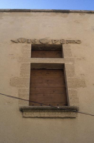 Façade sur rue, détail d'une demi-croisée datée 1678, parcelle 400.