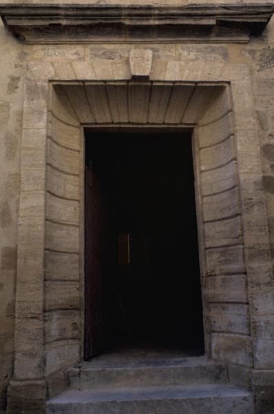 Façade sur rue, porte datée 1784, parcelle 400.