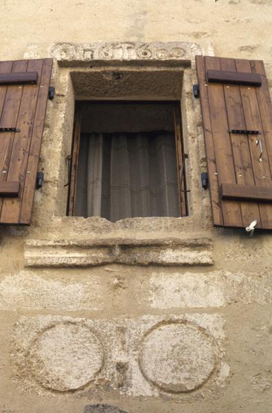 Façade sur rue, détail d'une fenêtre décorée, parcelle 400.