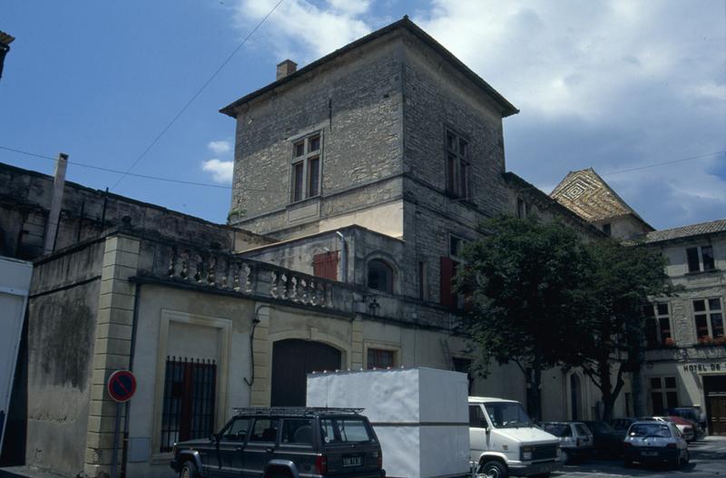 Aile sud-ouest vue depuis la place du château.