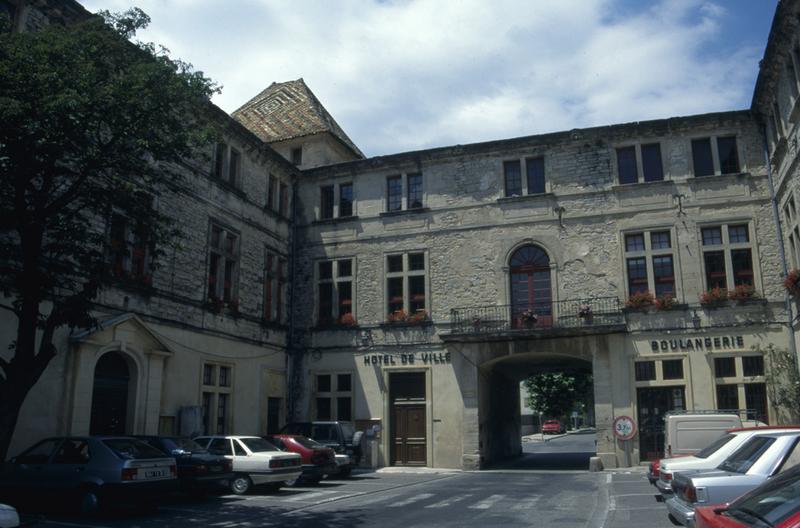 Vue générale depuis la place du château.