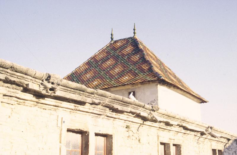 Tour ouest, toiture en tuiles vernissées, vue depuis la place du château.