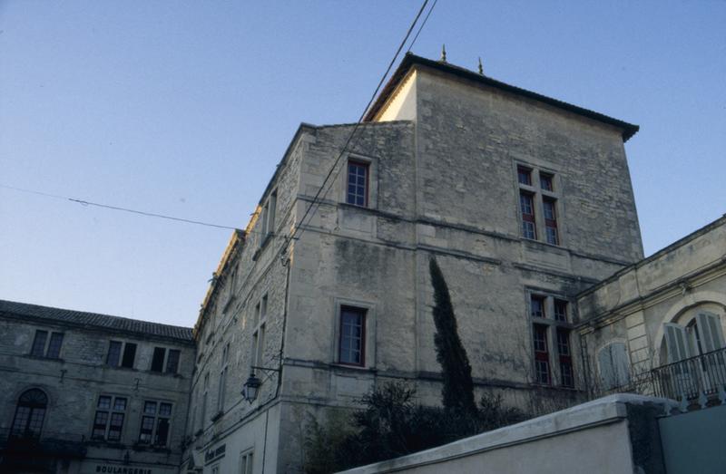 Aile nord-est : pignon vu depuis la place du château.