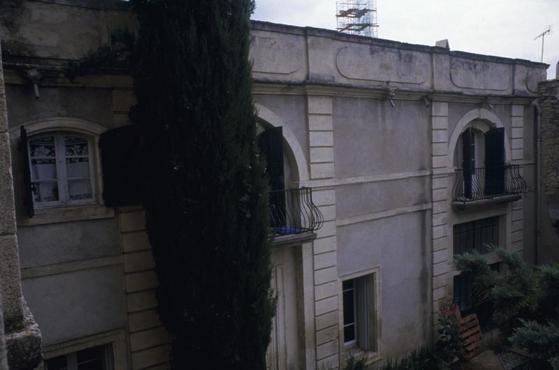 Aile nord-est, anciens communs sur la place du château.