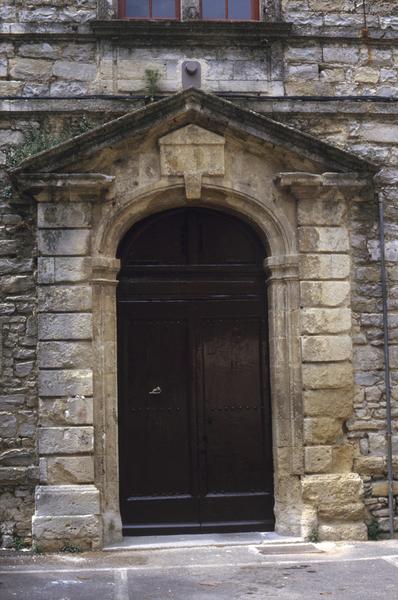 Entrée de l'aile sud-ouest sur la place du château.