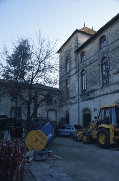 Façade nord-est, angle est.