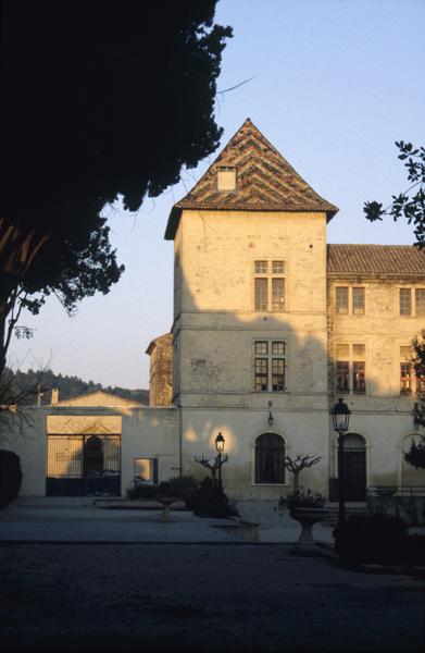 Façade côté jardin, tour ouest.