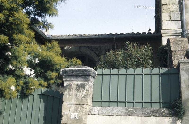 Vue des l'avant-cour depuis la place du château, n°13.