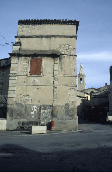 Aavant-cour, angle de la place du château et de la rue de l'église, visible en arrière plan.