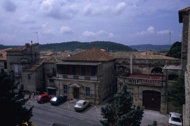 Vue d'ensemble de l'aile sud-ouest, côté place du château.