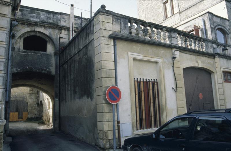 Aile sud-ouest, côté place du château, vue du passage couvert vers la parcelle 1344.