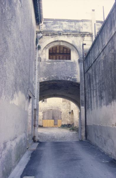 Aile sud-ouest, côté place du château, passage couvert vers la parcelle 1344.