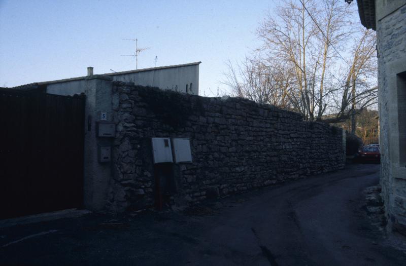 Rue du pont, mur de clôture du jardin est.