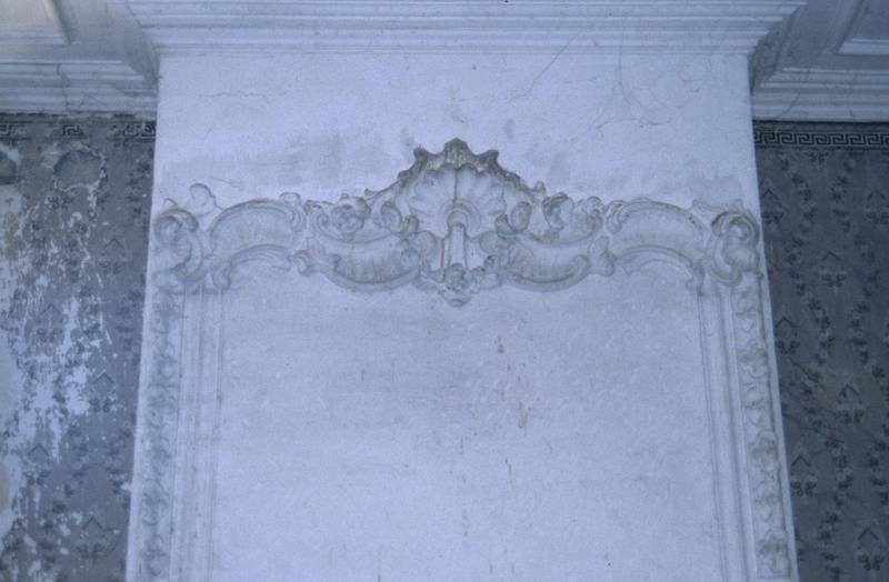 Intérieur, bas-reliefs.