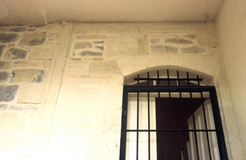 Aile ouest, entrée de l'escalier conduisant au cabinet peint du 1er.