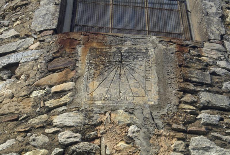 Chapelle sud, cadran solaire daté 1689.