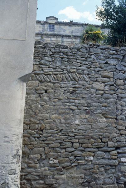 Côté sud, mur de clôture de la cour.