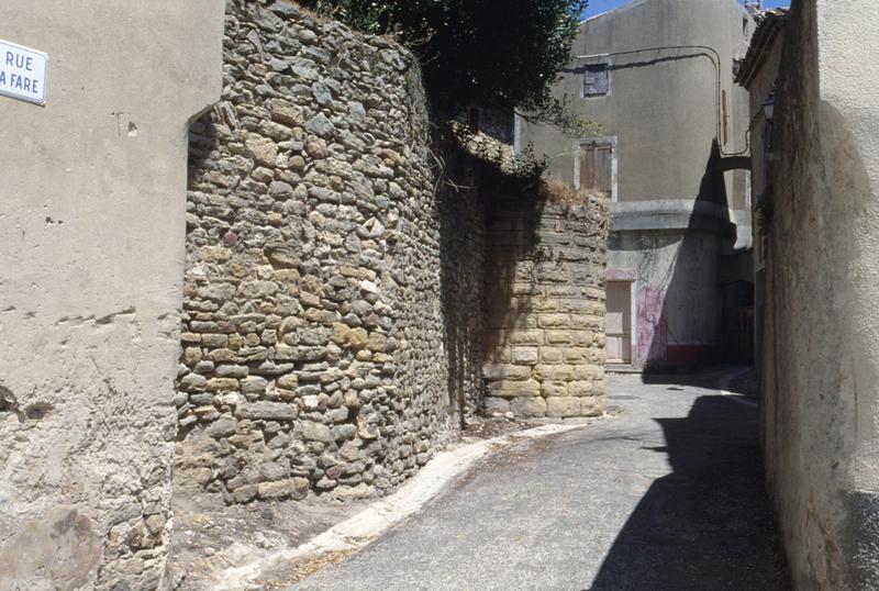 Mur de clôture sud, tour d'angle sud-est à bossages rustiques.