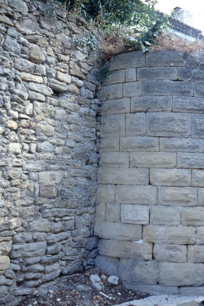 Mur de clôture sud, tour d'angle sud-est à bossages rustiques.