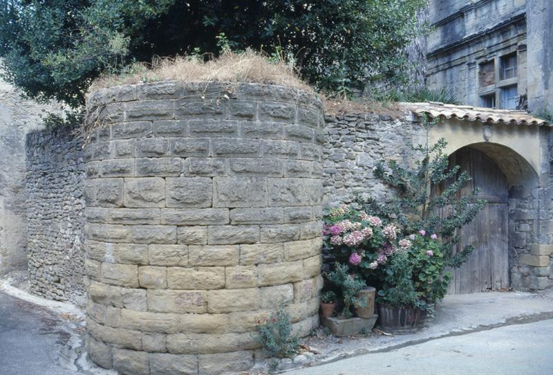 Mur de clôture de la cour : tour d'angle sud-est et portail.