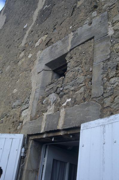 Mur sud, balcon, ancienne croisée.